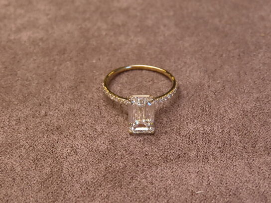 14 kt. Guldring med 3.00 ct. Emeraldtsleben Diamant