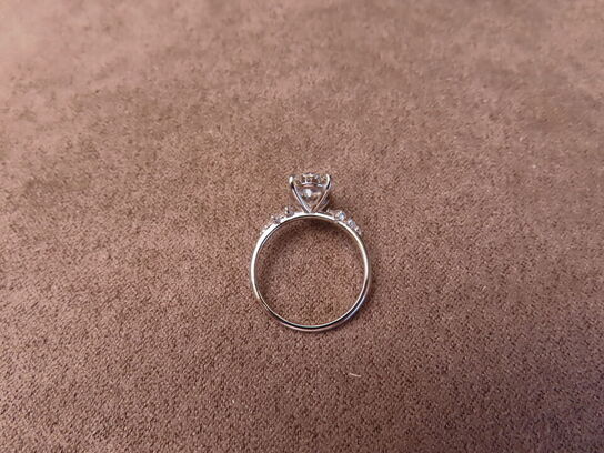 14 kt. Hvidguldring med 2.83 ct. Briliantsleben Diamant