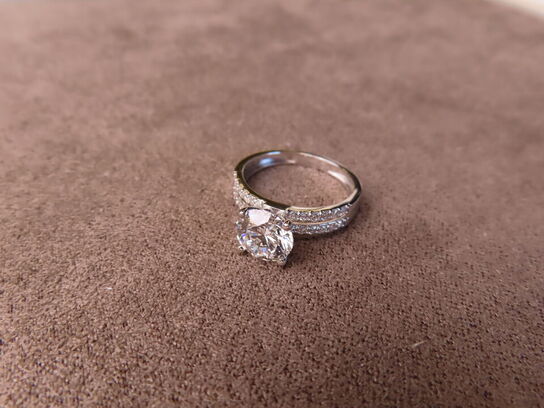 14 kt. Hvidguldring med 2.29 ct. Briliantsleben Diamant