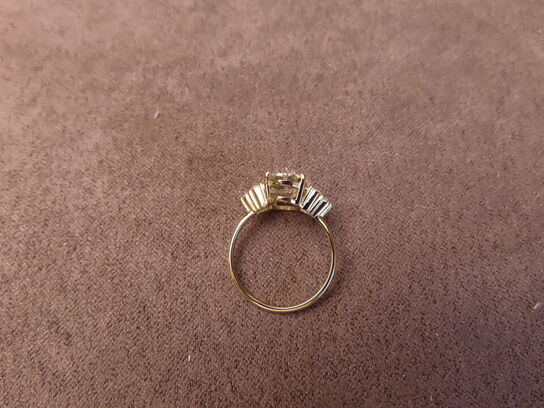 14 kt. Guldring med 4.03 ct. Briliantsleben Diamant