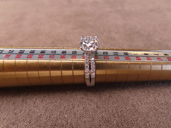 14 kt. Hvidguldring med 2.29 ct. Briliantsleben Diamant