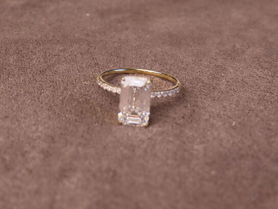 14 kt. Guldring med 3.00 ct. Emeraldtsleben Diamant