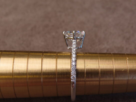 14 kt. Hvidguldring med 1.85 ct. Emeraldsleben Diamant