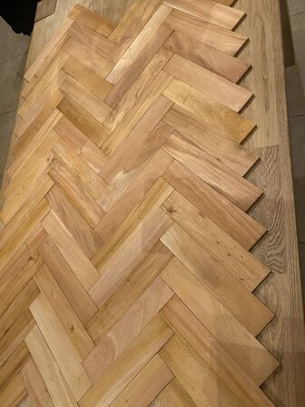 120,24 m2 Massivt Mahogny sildebens parket uden not og fer