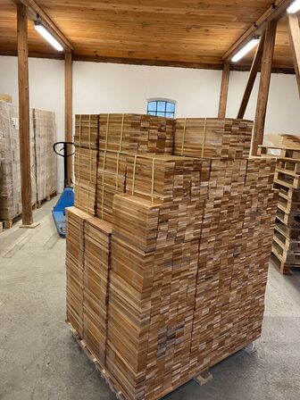 120,24 m2 Massivt Mahogny sildebens parket uden not og fer