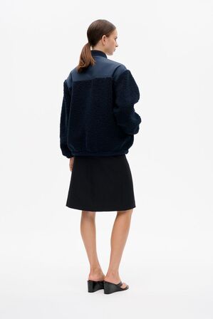 Jeya BAUM UND PFERDGARTEN Str.: S