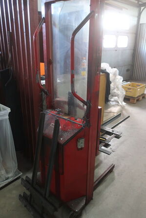 El-stabler, med gafler til varme emner fra hærdeovne