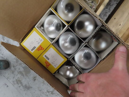 Blandet lot med lamper og en pengekasse