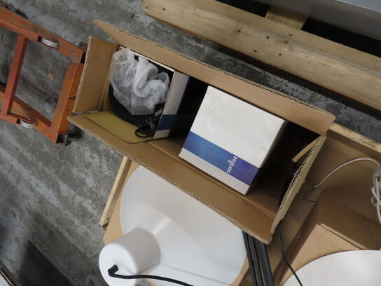 Blandet lot med lamper og en pengekasse