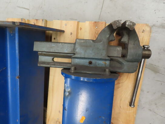 2 stk. søjler med skruestik