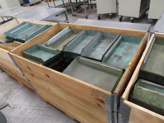 Palle med plastkasser