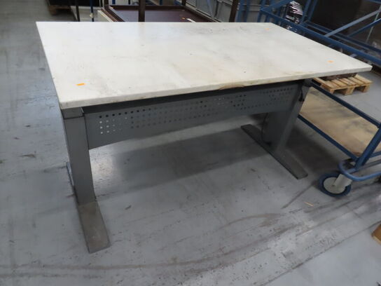 El-hæve/sænke arbejdsbord + 2 stk. små borde