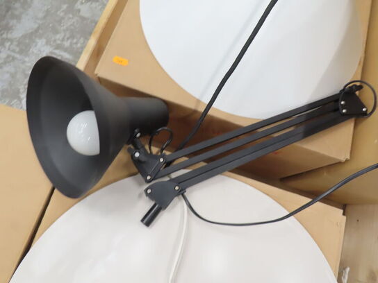 Blandet lot med lamper og en pengekasse