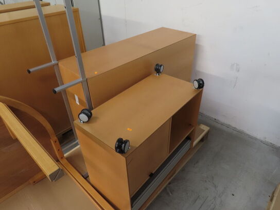 Reol på ben og reol på hjul