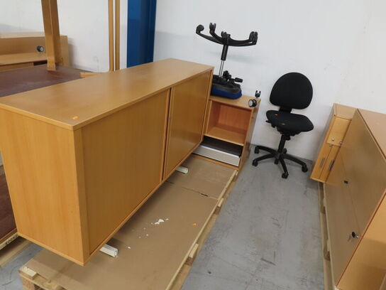 2 stk. skabe og 2 stk. kontorstole