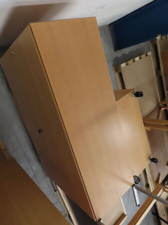 Reol på ben og reol på hjul