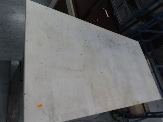 El-hæve/sænke arbejdsbord + 2 stk. små borde