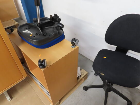 2 stk. skabe og 2 stk. kontorstole