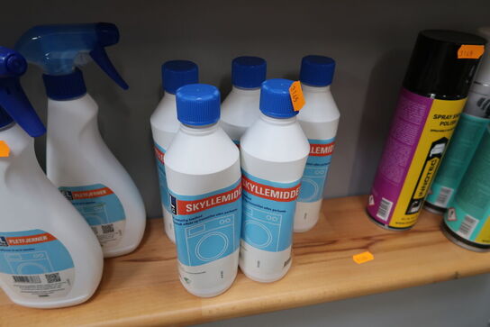 Hylde med salt, pletfjerner, skylldemidel, spraydåser