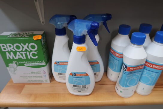 Hylde med salt, pletfjerner, skylldemidel, spraydåser