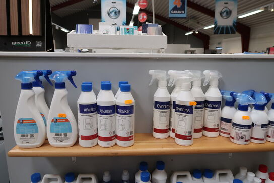 Hylde med køleskabsrens, stålrens, afkalker, ovnrens, gummikant rens