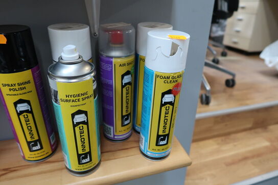 Hylde med salt, pletfjerner, skylldemidel, spraydåser