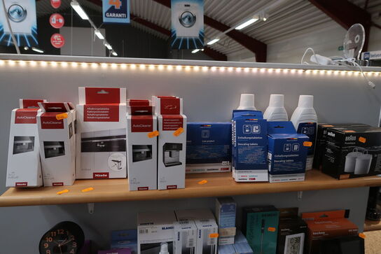 Hylde med rengøringsmidler til kaffemaskine MIELE m.m.