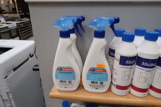 Hylde med køleskabsrens, stålrens, afkalker, ovnrens, gummikant rens