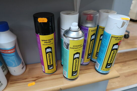 Hylde med salt, pletfjerner, skylldemidel, spraydåser