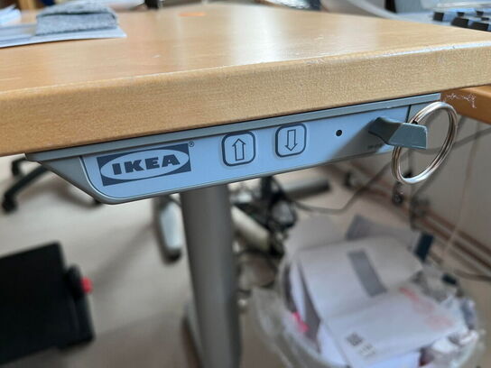 El. hæve/sænke skrivebord, 2 stk. reoler og kontorstol