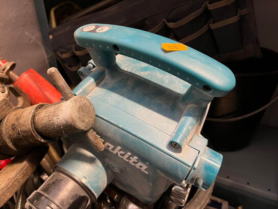 Reol med div. værktøj og tilbehør