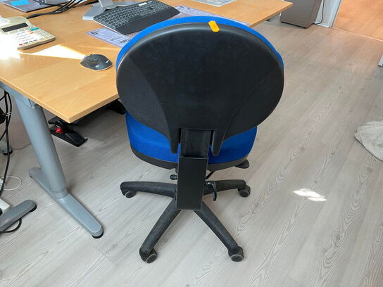 El. hæve/sænke skrivebord, 2 stk. reoler og kontorstol