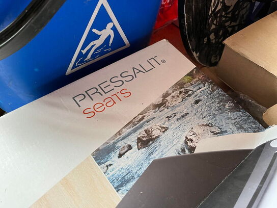 2 stk. borde med i ndhold