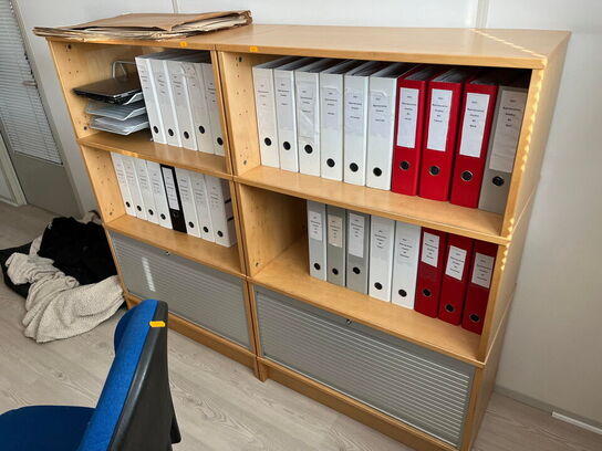 El. hæve/sænke skrivebord, 2 stk. reoler og kontorstol