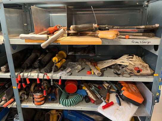 Reol med div. værktøj og tilbehør