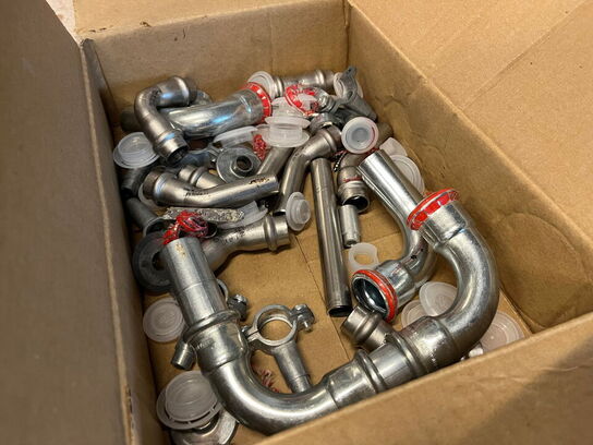 Pladesaks, pladebukker og arb.bord med indhold