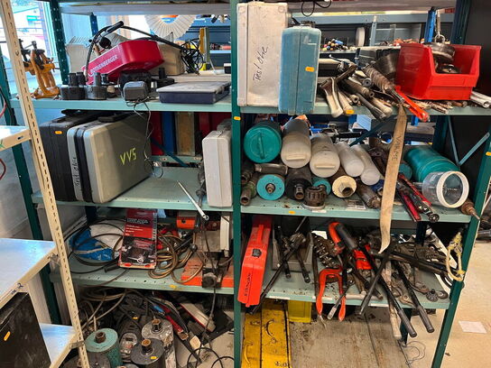 Reol med div. værktøj og tilbehør