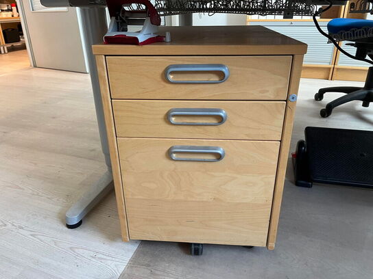 El. hæve/sænke skrivebord, 2 stk. reoler og kontorstol