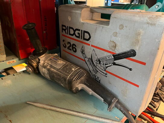 Reol med div. værktøj og tilbehør