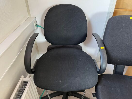 2 stk. kontorstole samt reol 