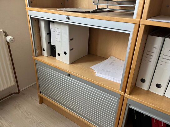 El. hæve/sænke skrivebord, 2 stk. reoler og kontorstol