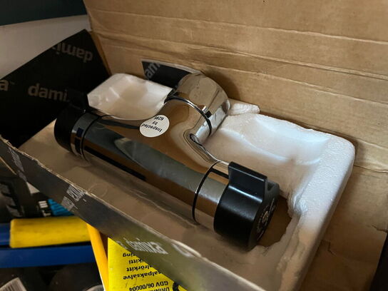 Reol med div. værktøj og tilbehør