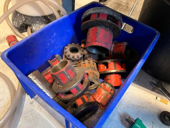 Reol med div. værktøj og tilbehør