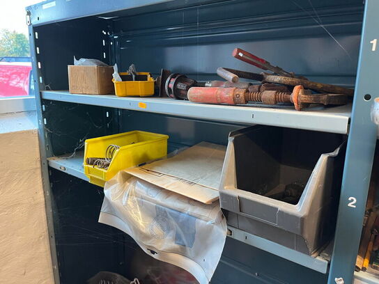 Reol med div. værktøj og tilbehør