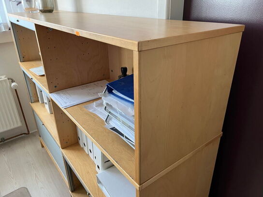 El. hæve/sænke skrivebord, 2 stk. reoler og kontorstol