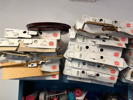 Reol med div. værktøj og tilbehør