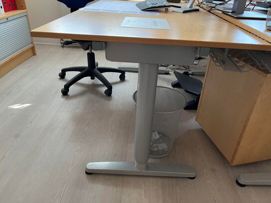 El. hæve/sænke skrivebord, 2 stk. reoler og kontorstol