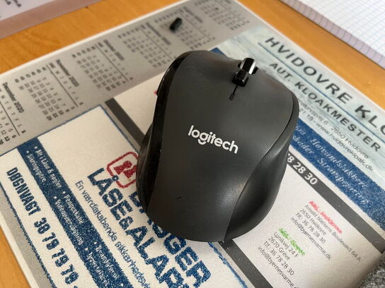 El. hæve/sænke skrivebord, 2 stk. reoler og kontorstol