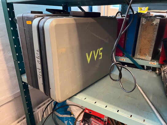 Reol med div. værktøj og tilbehør