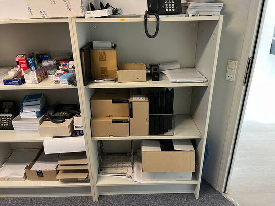 3 stk. reoler med indhold